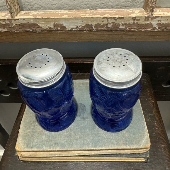 Pair Vintage Coblat Blue Glass Shaker Set, Pressed Glass, Strawberry Motif - Picture 2 of 6
